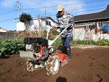 管理機でほ場を荒耕うん