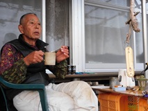 休憩時には温かいコーヒを口にし