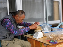 干し大根を計量し袋詰め